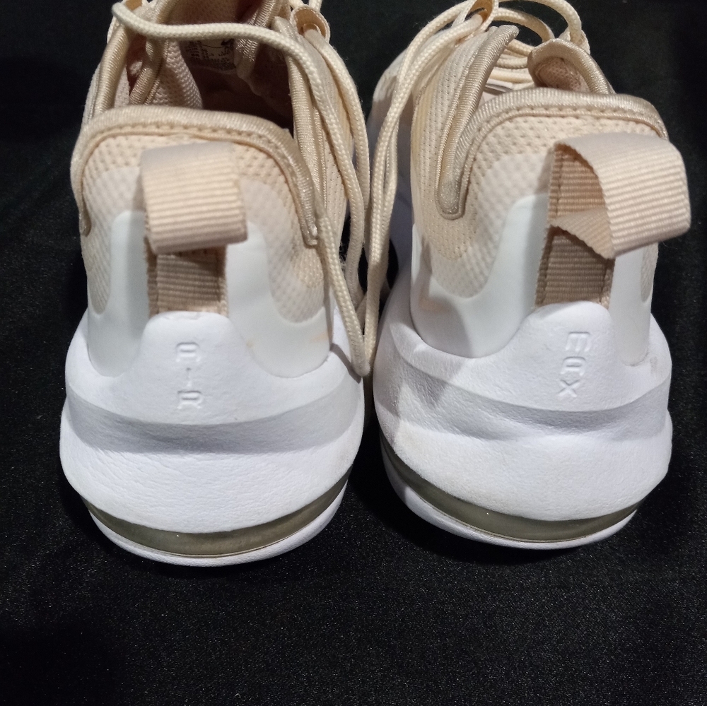 Nike - Picture 3 of 5